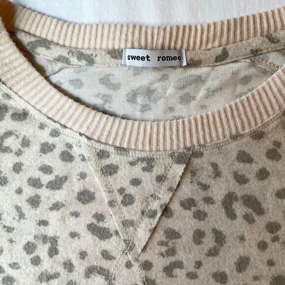 Sweet Romeo Women’s Long Sleeve Screw Neck Knit Blouse size XS, Leopard Tan - Picture 4 of 7